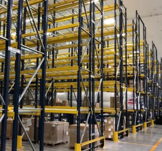 Racks selectivos en el centro logístico de Hella / Forvia