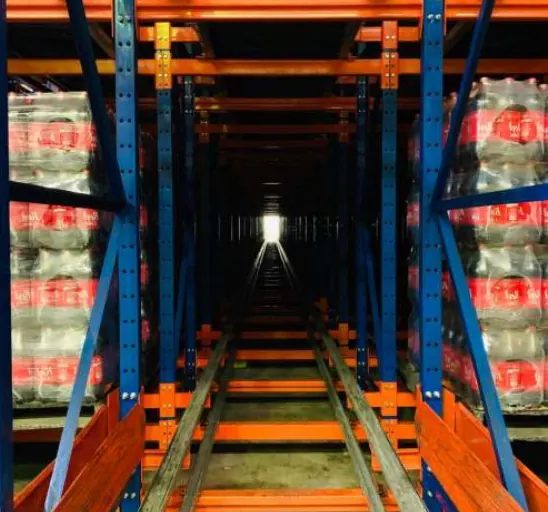 Túnel de pallet runner con tarimas de bebidas