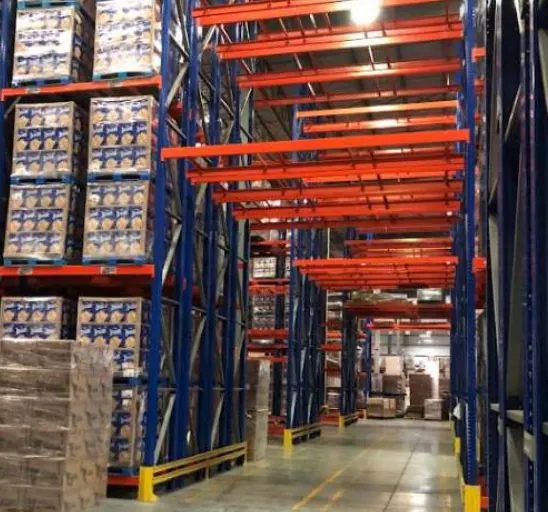 Pasillo de racks selectivos cargados en el site de Grupo SID