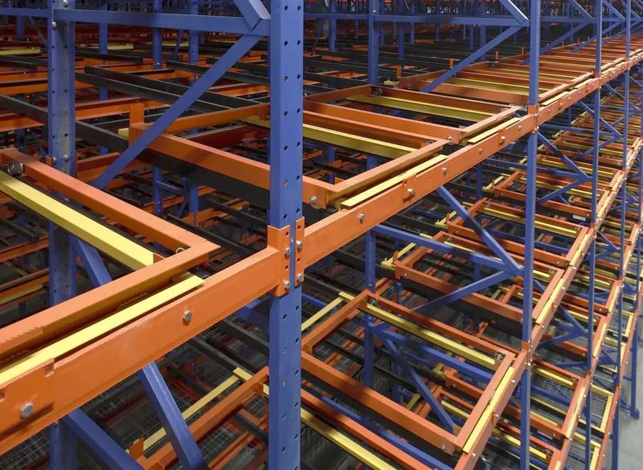 Estructura de carros y rieles de un rack push back