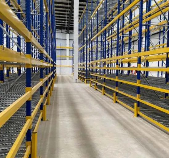 Racks selectivos con vigas amarillas en el almacén de Súper Farmacias Santa María
