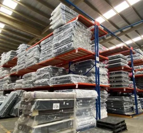 Rack cantilever mueblero con colchones y muebles en el CEDIS de Sears
